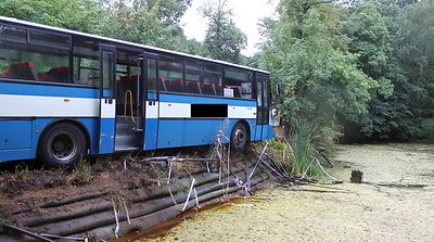 HLuboš, řidič náklaďáku na mokré vozovce smyk, přejetí do protisměru, kde narazil do autobusu, škoda 120 tisíc korun - foto_policie ČR