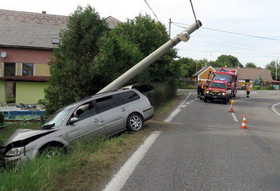 10. 7. - Ouběnice, nevěnování se řízení bez zranění škoda 85 tisíc - foto: PČR